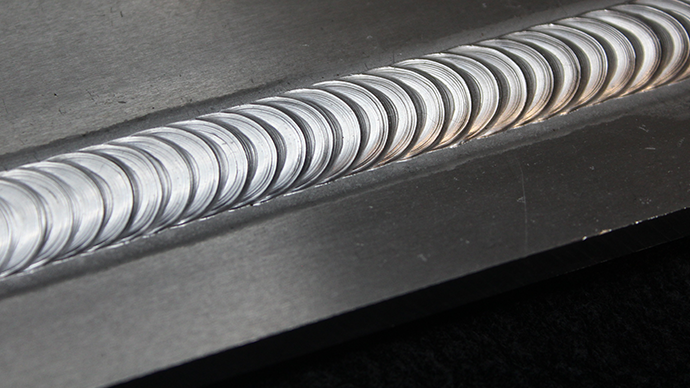 Achieves excellent bead appearance by pulse welding
