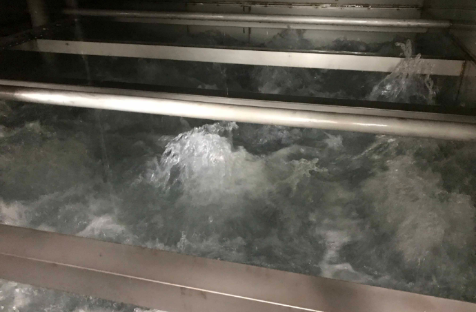 スラッジの発生を抑制